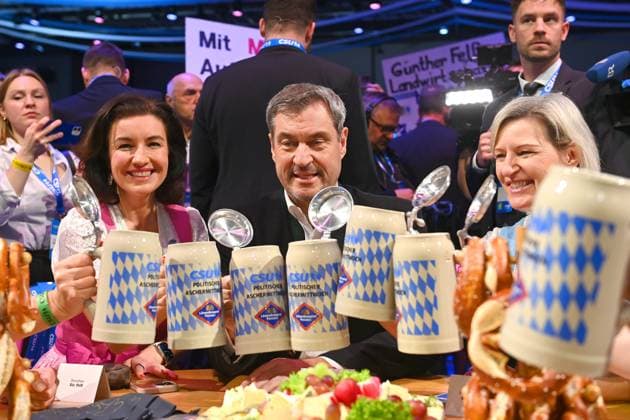 v.li:Dorothee BAER,Markus SOEDER (Ministerpraesident Bayern und CSU Vorsitzender),Angelika NIEBLER,prosten sich mit Masskruegen zu. Politischer Aschermittwoch der CSU am 05.03.2024 in der Dreilaenderhalle in Passau. *** From left Dorothee BAER, Markus SOEDER State Premier of Bavaria and CSU Chairman, Angelika NIEBLER, toast each other with Masskruegen at the Political Ash Wednesday of the CSU on 05 03 2024 in the Dreilaenderhalle in Passau