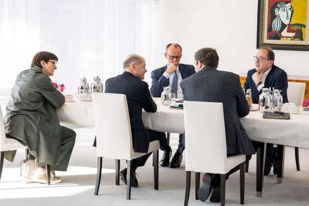 News Themen der Woche KW10 News Bilder des Tages Berlin, Deutschland, 05.03.2025: Bundeskanzleramt: Sondierungstreffen im Kanzleramt: Gespräch im Bundeskanzleramt mit CDU CSU über die Ukraine-Politik in Vorbereitung auf die Sondertagung des Europäischen Rats (L-R): SPD-Chefin Saskia Esken, Bundeskanzler Olaf Scholz (SPD), CDU-Chef Friedrich Merz, SPD-Chef Lars Klingbeil und CSU-Landesgruppenchef Alexander Dobrindt *** Berlin, Germany, 05 03 2025 Federal Chancellery Exploratory meeting in the Federal Chancellery Discussion in the Federal Chancellery with CDU CSU on Ukraine policy in preparation for the special meeting of the European Council L R SPD leader Saskia Esken, Federal Chancellor Olaf Scholz SPD , CDU leader Friedrich Merz, SPD leader Lars Klingbeil and CSU regional group leader A Copyright: xBergmann,xGuido BPA dtsxNachrichtenagenturx dts_61646