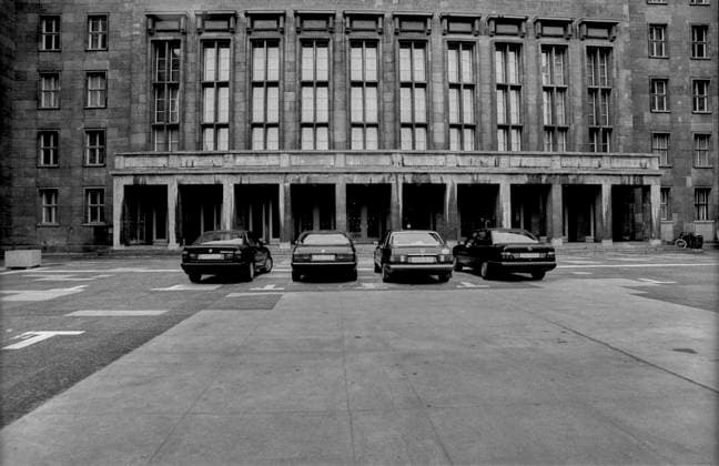 Archivbilder der Woche KW10 Treuhandzentrale Deutschland, Berlin, 16.03.1992, Autos der Manager vor der Treuhandzentrale in der Wilhelmstraße, Â *** Treuhandzentrale Deutschland, Berlin, 16 03 1992, Cars of the managers in front of the Treuhandzentrale in Wilhelmstraße, Â