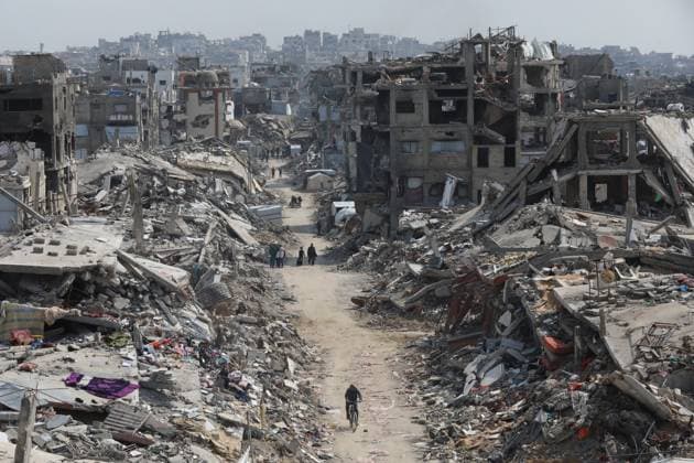 Bilder des Jahres 2025, News 03 März News Themen der Woche KW10 News Bilder des Tages A general view of the destruction as Palestinians continue their daily life with limited resources among A general view of the destruction as Palestinians continue their daily life with limited resources among the rubble of buildings destroyed as a result of Israeli attacks in Jabalia, Gaza on March 05 , 2025. Approximately 2 million people were displaced in Gaza, with a population of 2.3 million, during the 15-month-long attacks of the Israeli army, targeting homes, hospitals, schools and shelters. Palestinians, who are deprived of the most basic needs such as shelter, food and clean water, are struggling with adverse weather conditions these days when the cold weather takes effect. Photo by Omar Ashtawy apaimages Jabalia Gaza Strip Pale Copyright: xapaimagesxOmarxAshtawyx xapaimagesx