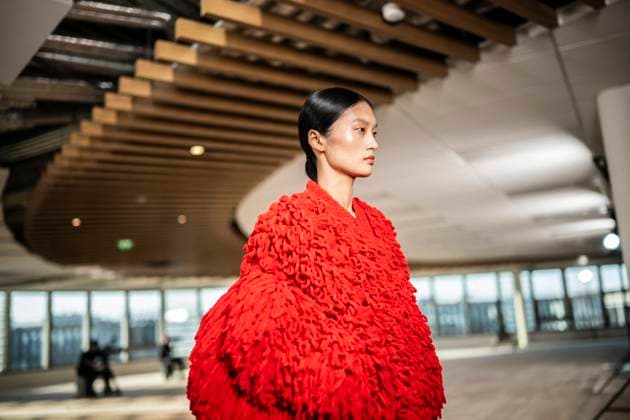 Entertainment Bilder des Tages PFW - Stella McCartney Runway A model presents a creation by Stella McCartney for the Womenswear Ready-to-wear Fall-Winter 2025 2026 collection as part of the Paris Fashion Week, in Paris on March 5, 2025. Photo by Eliot Blondet ABACAPRESS.COM Paris France  Copyright: xBlondetxEliot ABACAx