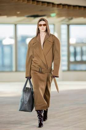 PFW - Stella McCartney Runway A model presents a creation by Stella McCartney for the Womenswear Ready-to-wear Fall-Winter 2025 2026 collection as part of the Paris Fashion Week, in Paris on March 5, 2025. Photo by Eliot Blondet ABACAPRESS.COM Paris France  Copyright: xBlondetxEliot ABACAx