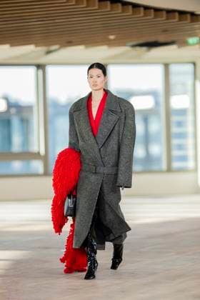 PFW - Stella McCartney Runway A model presents a creation by Stella McCartney for the Womenswear Ready-to-wear Fall-Winter 2025 2026 collection as part of the Paris Fashion Week, in Paris on March 5, 2025. Photo by Eliot Blondet ABACAPRESS.COM Paris France  Copyright: xBlondetxEliot ABACAx