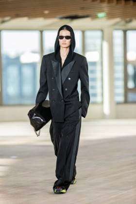 PFW - Stella McCartney Runway A model presents a creation by Stella McCartney for the Womenswear Ready-to-wear Fall-Winter 2025 2026 collection as part of the Paris Fashion Week, in Paris on March 5, 2025. Photo by Eliot Blondet ABACAPRESS.COM Paris France  Copyright: xBlondetxEliot ABACAx
