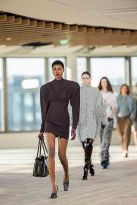 PFW - Stella McCartney Runway A model presents a creation by Stella McCartney for the Womenswear Ready-to-wear Fall-Winter 2025 2026 collection as part of the Paris Fashion Week, in Paris on March 5, 2025. Photo by Eliot Blondet ABACAPRESS.COM Paris France  Copyright: xBlondetxEliot ABACAx