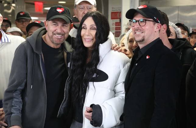 Bilder des Jahres 2025, Entertainment 03 März Entertainment Themen der Woche KW10 Entertainment Bilder des Tages March 5, 2025, New York, New York, USA: Designer JOHN VARVATOS, singer, actress CHER and President and CEO of God s Love We Deliver TERRENCE MECK seen visiting and thanking volunteers at the GodÃ¢â‚¬â ¢s Love We Deliver Kitchen prior to her performance at the 9th Annual Love Rocks NYC Benefit Concert which will be held on March 6th at the Beacon Theater. New York USA - ZUMAk03_ 20250305_zaf_k03_053 Copyright: xNancyxKaszermanx