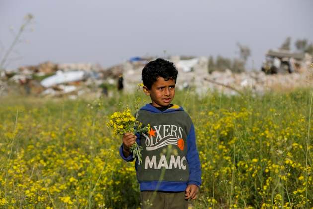 News Themen der Woche KW10 News Bilder des Tages Daily life in Al-Bureij camp A Palestinian boy holds a bunch of flowers as life goes on in al-Bureij Camp in Gaza Strip, Palestinian territories, March 5, 2025. Gaza Gaza Strip Palestinian Territories Copyright: xMoizxSalhix