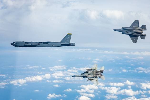 Bilder des Jahres 2025, News 03 März News Themen der Woche KW10 March 6, 2025, Middle East: Israeli F-35i and F-15i fighter jets fly alongside a U.S. B-52 strategic bomber a part of a joint aerial exercise aimed to strengthen and maintain the long standing cooperation between the IDF and CENTCOM while expanding connectivity and building integrated capabilities for a range of scenarios. The forces practiced operational coordination between the two militaries to enhance their ability to address various regional threats, including Iran. Middle East - ZUMAi99_ 20250306_zip_i99_002 Copyright: xIdfxSpokespersonx