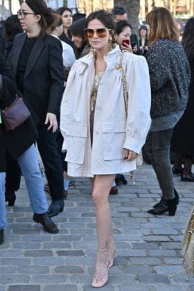 PFW Chloe Outside Arrivals Zoey Deutch arriving at Chloe show during Paris Fashion Week in Paris, France on March 6, 2025. Photo by Julien Reynaud APS-Medias ABACAPRESS.COM Paris France  Copyright: xReynaudxJulien APS-Medias ABACAx