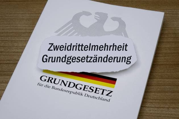 Grundgesetz mit Grundgesetzänderung und Zweidrittelmehrheit Fotomontage: Grundgesetz mit Grundgesetzänderung und Zweidrittelmehrheit, 06.03.2025, Borkwalde, Brandenburg, Auf einem Grundgesetz befindet sich der Schriftzug Grundgesetzänderung und Zweidrittelmehrheit. *** Basic law with basic law amendment and two-thirds majority Photomontage Basic law with basic law amendment and two-thirds majority, 06 03 2025, Borkwalde, Brandenburg, On a basic law is the lettering Basic law amendment and two-thirds majority