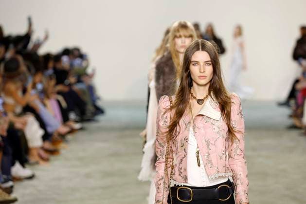 Entertainment Bilder des Tages Chloe Ready to Wear Fall Winter 2025 - Paris, March 2025 Chloe Ready to Wear Fall Winter 2025 - Paris, March 2025, Credit:Zeppelin Avalon  Copyright: xZeppelinx xAvalonx 0972842370