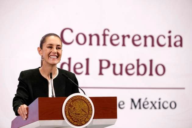News Bilder des Tages Mexico™s President, Claudia Sheinbaum Holds Briefing Conference Mexican President Claudia Sheinbaum Pardo announced that the 25 percent tariffs imposed by U.S. President, Donald Trump, on Mexican products will be postponed until April 2, during a briefing conference at National Palace. on March 6, 2025 in Mexico City, Mexico. (Photo by Luis Barron Eyepix Group) Copyright: xLuisxBarron xEyepixxGroupx LB_06032025_145885