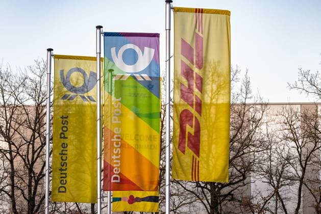 Deutsche Post Niederlassung Nürnberg, 06.03.2025 Fahnen der Deutschen Post und DHL vor einem Paketzentrum in Nürnberg. In der Nacht zuvor hat die Gewerkschaft ver.di die Paketzentren in Bayern bestreikt, darunter auch das in Nürnberg. Der Tarifkonflikt zwischen der Deutschen Post und ver.di hält weiter an. Zudem wurde heute ein Stellenabbau bei der Deutschen Post angekündigt, was zu einem Anstieg des Aktienkurses führte. Die Auswirkungen auf die Paketzustellung in der Region sind noch unklar. Nürnberg Bayern Deutschland *** Deutsche Post Nuremberg branch, 06 03 2025 Deutsche Post and DHL flags in front of a parcel center in Nuremberg The night before, the trade union ver di went on strike at parcel centers in Bavaria, including the 20250306-286A0670-M4000