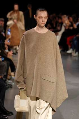 Uma Wang Ready to Wear Fall Winter 2025 - Paris, March 2025 Uma Wang Ready to Wear Fall Winter 2025 - Paris, March 2025, Credit:Zeppelin Avalon  Copyright: xZeppelinx xAvalonx 0972940920
