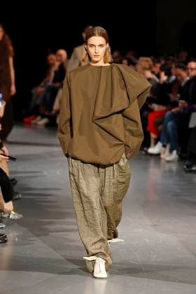 Uma Wang Ready to Wear Fall Winter 2025 - Paris, March 2025 Uma Wang Ready to Wear Fall Winter 2025 - Paris, March 2025, Credit:Zeppelin Avalon  Copyright: xZeppelinx xAvalonx 0972941125