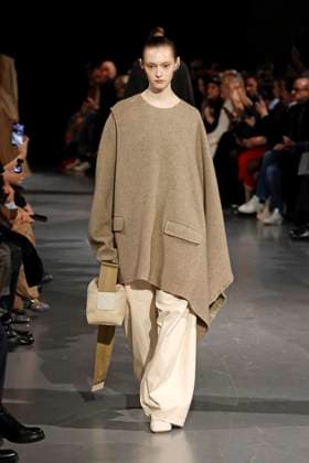 Uma Wang Ready to Wear Fall Winter 2025 - Paris, March 2025 Uma Wang Ready to Wear Fall Winter 2025 - Paris, March 2025, Credit:Zeppelin Avalon  Copyright: xZeppelinx xAvalonx 0972941169