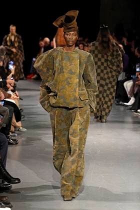 Uma Wang Ready to Wear Fall Winter 2025 - Paris, March 2025 Uma Wang Ready to Wear Fall Winter 2025 - Paris, March 2025, Credit:Zeppelin Avalon  Copyright: xZeppelinx xAvalonx 0972941349