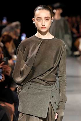 Uma Wang Ready to Wear Fall Winter 2025 - Paris, March 2025 Uma Wang Ready to Wear Fall Winter 2025 - Paris, March 2025, Credit:Zeppelin Avalon  Copyright: xZeppelinx xAvalonx 0972941597