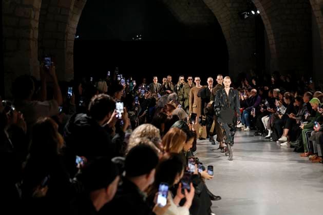 Uma Wang Ready to Wear Fall Winter 2025 - Paris, March 2025 Uma Wang Ready to Wear Fall Winter 2025 - Paris, March 2025, Credit:Zeppelin Avalon  Copyright: xZeppelinx xAvalonx 0972941626