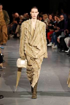 Uma Wang Ready to Wear Fall Winter 2025 - Paris, March 2025 Uma Wang Ready to Wear Fall Winter 2025 - Paris, March 2025, Credit:Zeppelin Avalon  Copyright: xZeppelinx xAvalonx 0972941745