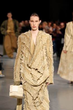 Uma Wang Ready to Wear Fall Winter 2025 - Paris, March 2025 Uma Wang Ready to Wear Fall Winter 2025 - Paris, March 2025, Credit:Zeppelin Avalon  Copyright: xZeppelinx xAvalonx 0972941771