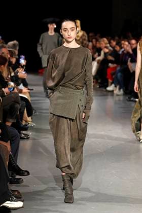 Uma Wang Ready to Wear Fall Winter 2025 - Paris, March 2025 Uma Wang Ready to Wear Fall Winter 2025 - Paris, March 2025, Credit:Zeppelin Avalon  Copyright: xZeppelinx xAvalonx 0972941842