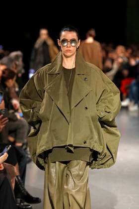 Uma Wang Ready to Wear Fall Winter 2025 - Paris, March 2025 Uma Wang Ready to Wear Fall Winter 2025 - Paris, March 2025, Credit:Zeppelin Avalon  Copyright: xZeppelinx xAvalonx 0972942003