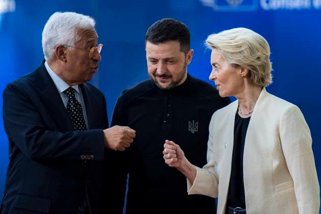Bilder des Jahres 2025, News 03 März News Themen der Woche KW10 March 6, 2025, Brussels, Belgium: L-R ANTONIO COSTA, the president of European Council, Ukraine s President VOLODYMYR ZELENSKY and URSULA VON DER LEYEN, the president of the European Commission arrive before the European Union Summit at European Council headquarters in Brussels, to discuss further support for Ukraine and strengthening European defense capabilities. The summit focuses on military aid, increasing ammunition production, and enhancing the EU s strategic autonomy in security and defense. Brussels Belgium - ZUMAw80_ 20250306_faf_w80_004 Copyright: xWiktorxDabkowskix