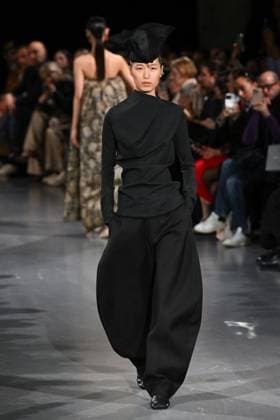 PFW Uma Wang Runway A model walks the runway during the Uma Wang Womenswear Fall Winter 2025-2026 show as part of Paris Fashion Week at L’Observatoire de Paris in Paris, France on March 06, 2025. Photo by Aurore Marechal ABACAPRESS.COM Paris France  Copyright: xMarechalxAurore ABACAx
