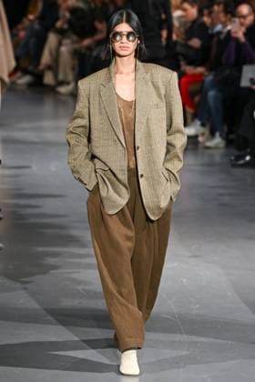 PFW Uma Wang Runway A model walks the runway during the Uma Wang Womenswear Fall Winter 2025-2026 show as part of Paris Fashion Week at L’Observatoire de Paris in Paris, France on March 06, 2025. Photo by Aurore Marechal ABACAPRESS.COM Paris France  Copyright: xMarechalxAurore ABACAx