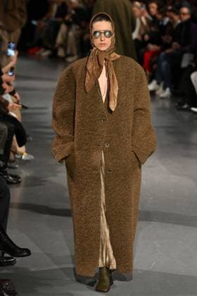 PFW Uma Wang Runway A model walks the runway during the Uma Wang Womenswear Fall Winter 2025-2026 show as part of Paris Fashion Week at L’Observatoire de Paris in Paris, France on March 06, 2025. Photo by Aurore Marechal ABACAPRESS.COM Paris France  Copyright: xMarechalxAurore ABACAx