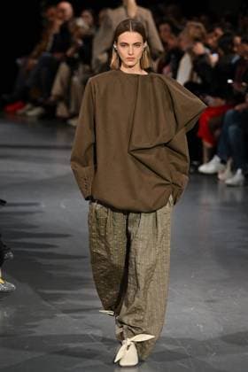 PFW Uma Wang Runway A model walks the runway during the Uma Wang Womenswear Fall Winter 2025-2026 show as part of Paris Fashion Week at L’Observatoire de Paris in Paris, France on March 06, 2025. Photo by Aurore Marechal ABACAPRESS.COM Paris France  Copyright: xMarechalxAurore ABACAx