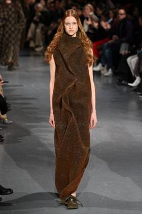 PFW Uma Wang Runway A model walks the runway during the Uma Wang Womenswear Fall Winter 2025-2026 show as part of Paris Fashion Week at L’Observatoire de Paris in Paris, France on March 06, 2025. Photo by Aurore Marechal ABACAPRESS.COM Paris France  Copyright: xMarechalxAurore ABACAx