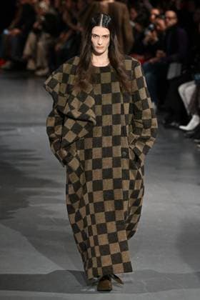 PFW Uma Wang Runway A model walks the runway during the Uma Wang Womenswear Fall Winter 2025-2026 show as part of Paris Fashion Week at L’Observatoire de Paris in Paris, France on March 06, 2025. Photo by Aurore Marechal ABACAPRESS.COM Paris France  Copyright: xMarechalxAurore ABACAx