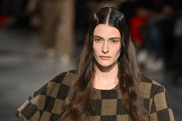 PFW Uma Wang Runway A model walks the runway during the Uma Wang Womenswear Fall Winter 2025-2026 show as part of Paris Fashion Week at L’Observatoire de Paris in Paris, France on March 06, 2025. Photo by Aurore Marechal ABACAPRESS.COM Paris France  Copyright: xMarechalxAurore ABACAx