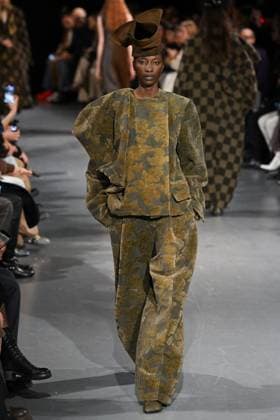 PFW Uma Wang Runway A model walks the runway during the Uma Wang Womenswear Fall Winter 2025-2026 show as part of Paris Fashion Week at L’Observatoire de Paris in Paris, France on March 06, 2025. Photo by Aurore Marechal ABACAPRESS.COM Paris France  Copyright: xMarechalxAurore ABACAx