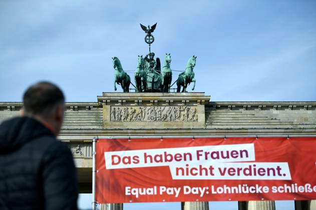 News Themen der Woche KW10 News Bilder des Tages DGB Aktion zum Equal Pay Day betreffs der Ungleichheit in der Bezahlung zwischen Frauen und Männern am Brandenburger Tor. Berlin, 07.03.2025 *** DGB action on Equal Pay Day regarding the inequality in pay between women and men at the Brandenburg Gate Berlin, 07 03 2025 Foto:xJ.xKnowlesx xFuturexImagex equal_pay_5306
