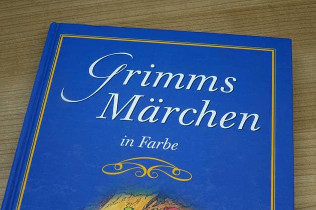 Buch mit Grimms Märchen Buch mit Grimms Märchen, 06.01.2025, Borkwalde, Brandenburg, Auf einem Buch befindet sich der Schriftzug Grimms Märchen. *** Book with Grimms fairy tales Book with Grimms fairy tales, 06 01 2025, Borkwalde, Brandenburg, On one book is the lettering Grimms fairy tales