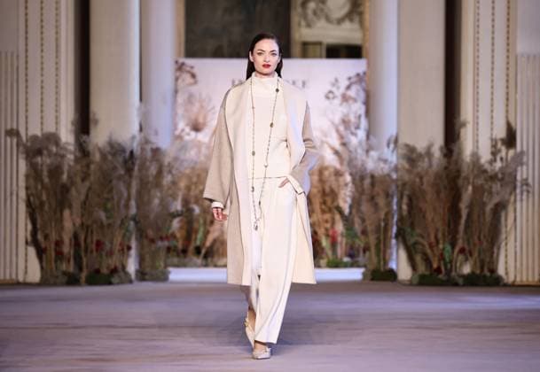 (250307) -- PARIS , March 7, 2025 -- A model presents a creation from the ready-to-wear Fall Winter 2025-2026 collections by INTERDEE during the Paris Fashion Week, in Paris, France, March 6, 2025. ) FRANCE-PARIS-FASHION WEEK-INTERDEE GaoxJing 