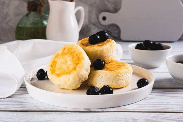 IMAGO Creative, Food, High Protein Frühstück Sweet cottage cheese pancakes and berries on a plate on the table Sweet cottage cheese pancakes and berries on a plate on the table Copyright: xZoonar.com ElenaxRuix 22966557
