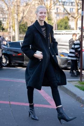 PFW - Christopher Esber Street Style People attending the Christopher Esber show as part of Paris Fashion Week at the Palais de Tokyo on March 06, 2025 in Paris, France. Photo by Gaelle Abrard ABACAPRESS.COM Paris France  Copyright: xAbrardxGaelle ABACAx