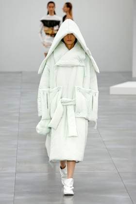 Issey Miyake Ready to Wear Fall Winter 2025 - Paris, March 2025 Issey Miyake Ready to Wear Fall Winter 2025 - Paris, March 2025, Credit:Zeppelin Avalon  Copyright: xZeppelinx xAvalonx 0973406326