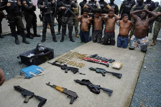 Bilder des Jahres 2025, News 03 März News Themen der Woche KW10 News Bilder des Tages GYE INTERVENTION SOCIO VIVIENDA Guayaquil, Friday, March 07, 2025 The Police in conjunction with the Armed Forces raided several homes in the housing plan Sueno Guayaquileno, in the graphic the Police found a suitcase with long arms and 5 detainees Photos CÃ sar Munoz API Guayaquil Guayaquil Guayas Ecuador CLJ GYE INTERVENCIONSOCIOVIVIENDA 022350c0af4b1ea43aa5abcbd8fd7577 Copyright: xCÃ sarxMunozx