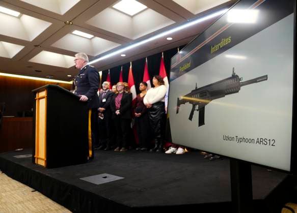 News Bilder des Tages March 7, 2025, Ottawa, Ontario, Canada: RCMP Senior Deputy Commissioner Bryan Larkin, left, takes party in a press conference on Parliament Hill in Ottawa on Friday, March 7, 2025, on new measures to address gun violence in Canada. Ottawa Canada  - ZUMAc35_ 20250307_zaf_c35_010 Copyright: xSeanxKilpatrickx