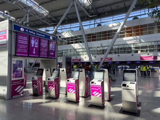 Deutschland, Europa, Flughafen, Düsseldorf, Eurowings, Check-in-Automaten, Selbstbedienung, Digitalisierung, Luftverkehr, Boarding, Abflugbereich, moderne Terminalarchitektur, Passagierabfertigung, Reiseverkehr, Flughafenpersonal, Sicherheitskontrolle, Infrastruktur, Fluggesellschaft, Low-Cost-Carrier, Wartezeiten, Mobilität, Symbolfoto für Automatisierung, Luftfahrtbranche, digitale Transformation, Reiseerlebnis, Kundenzufriedenheit, technologische Entwicklung, nachhaltige Luftfahrt. *** Germany, Europe, airport, Düsseldorf, Eurowings, check-in machines, self-service, digitalization, air traffic, boarding, departure area, modern terminal architecture, passenger handling, travel, airport staff, security check, infrastructure, airline Copyright: xJOERANxSTEINSIEKx
