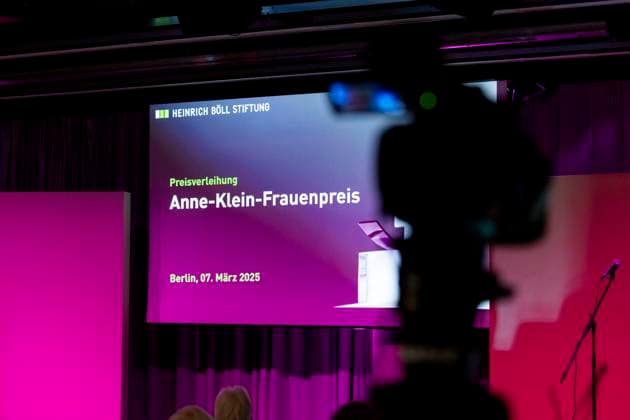 Preisverleihung des Anne-Klein-Frauenpreises am 07.03.2025 Die leere Bühne vor der Verleihung des Anne Klein Frauenpreises 2025, der in diesem Jahr an Darya Afanasyeva, Irina Alkhovka und Julia Mickiewicz verliehen wurde. Copyright: xEVENTPRESSxJeremyxKnowlesx