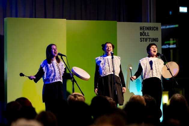 Preisverleihung des Anne-Klein-Frauenpreises am 07.03.2025 Die belarussische Folk-Band KRIWI tritt während der Preisverleihung auf. Preisverleihung des Anne-Klein-Frauenpreises 2025, der in diesem Jahr an Darya Afanasyeva, Irina Alkhovka und Julia Mickiewicz verliehen wurde. Copyright: xEVENTPRESSxJeremyxKnowlesx