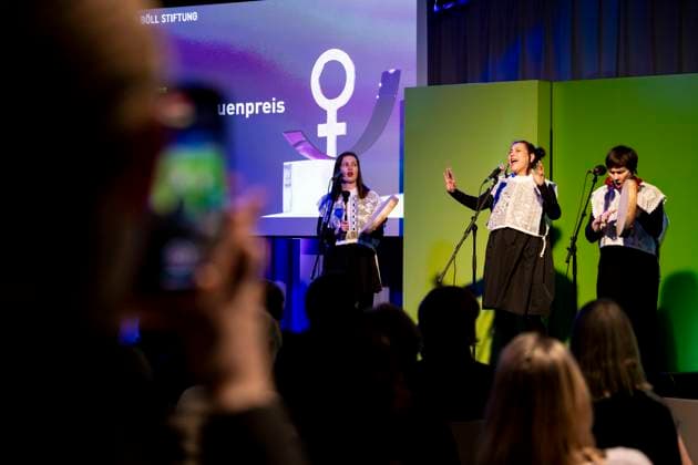 Preisverleihung des Anne-Klein-Frauenpreises am 07.03.2025 Die belarussische Folk-Band KRIWI tritt während der Preisverleihung auf. Preisverleihung des Anne-Klein-Frauenpreises 2025, der in diesem Jahr an Darya Afanasyeva, Irina Alkhovka und Julia Mickiewicz verliehen wurde. Copyright: xEVENTPRESSxJeremyxKnowlesx