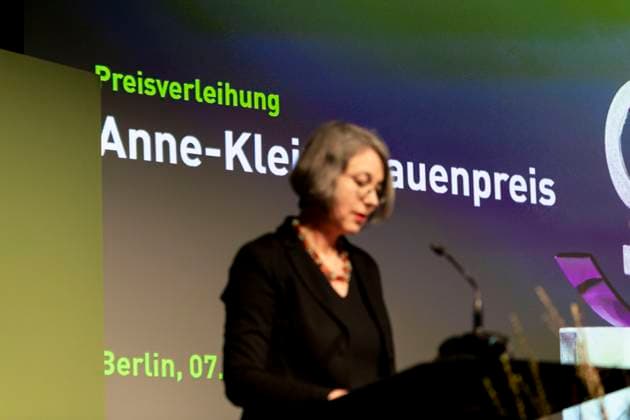 Preisverleihung des Anne-Klein-Frauenpreises am 07.03.2025 Dr. Imme Scholz, Jury-Vorsitzende und Vorstand der Heinrich-Böll-Stiftung, erläutert die Entscheidung der Jury bei der Verleihung des Anne Klein Frauenpreises 2025, der in diesem Jahr an Darya Afanasyeva, Irina Alkhovka und Julia Mickiewicz vergeben wurde. Copyright: xEVENTPRESSxJeremyxKnowlesx