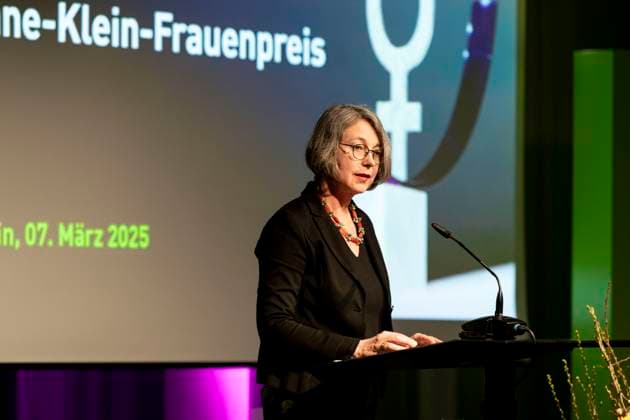 Preisverleihung des Anne-Klein-Frauenpreises am 07.03.2025 Dr. Imme Scholz, Jury-Vorsitzende und Vorstand der Heinrich-Böll-Stiftung, erläutert die Entscheidung der Jury bei der Verleihung des Anne Klein Frauenpreises 2025, der in diesem Jahr an Darya Afanasyeva, Irina Alkhovka und Julia Mickiewicz vergeben wurde. Copyright: xEVENTPRESSxJeremyxKnowlesx
